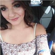 Laureata in filologia moderna, impartisce lezioni di letteratura italiana, italiano per stranieri, storia, geografia e filosofia per i gradi di scuola secondaria